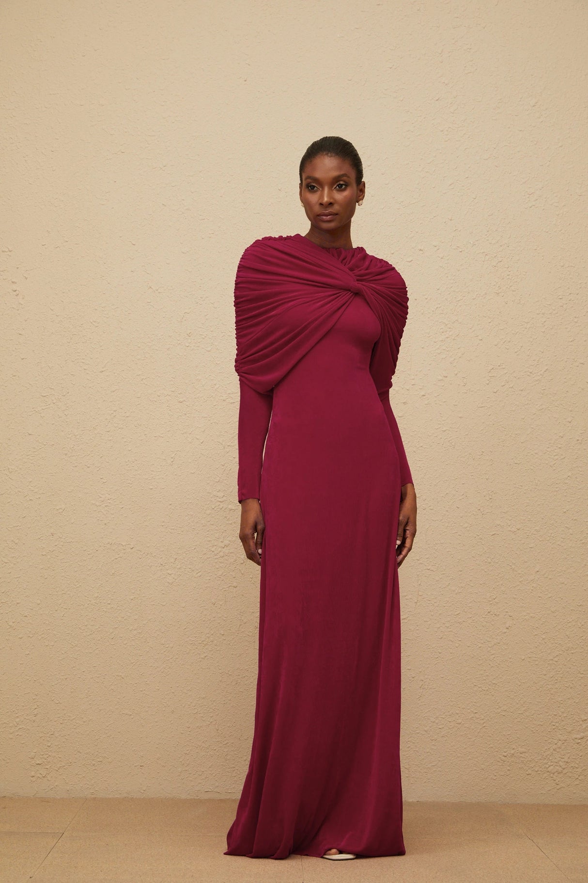 Moderne Red CapeDesign Ruched Maxi Dress