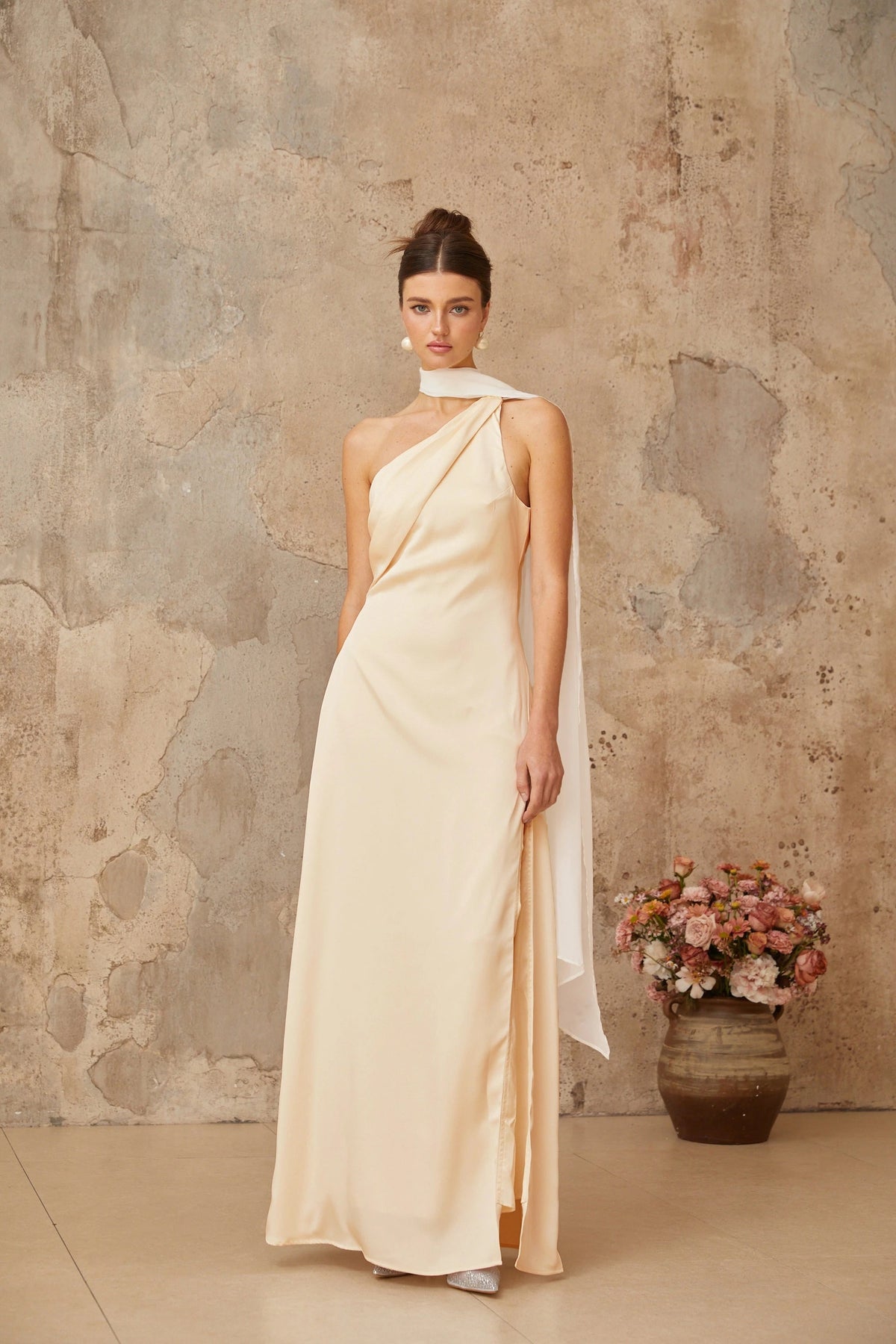 Thérèse neutral scarfdesign satin maxi dress