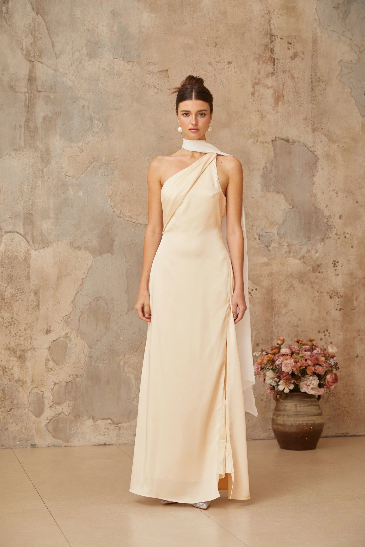 Thérèse neutral scarfdesign satin maxi dress