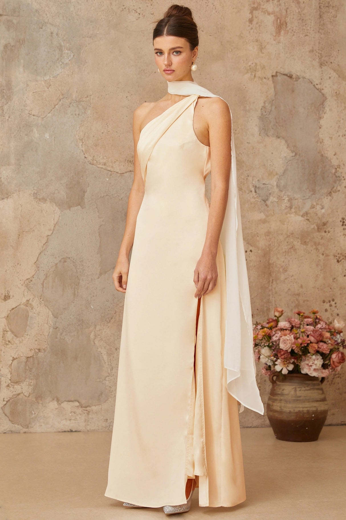 Thérèse neutral scarfdesign satin maxi dress