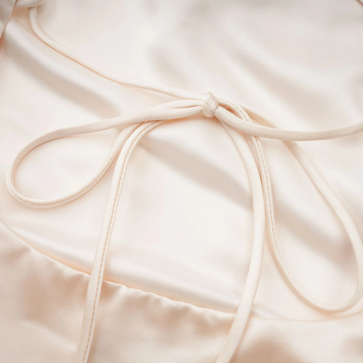 Thérèse neutral scarfdesign satin maxi dress