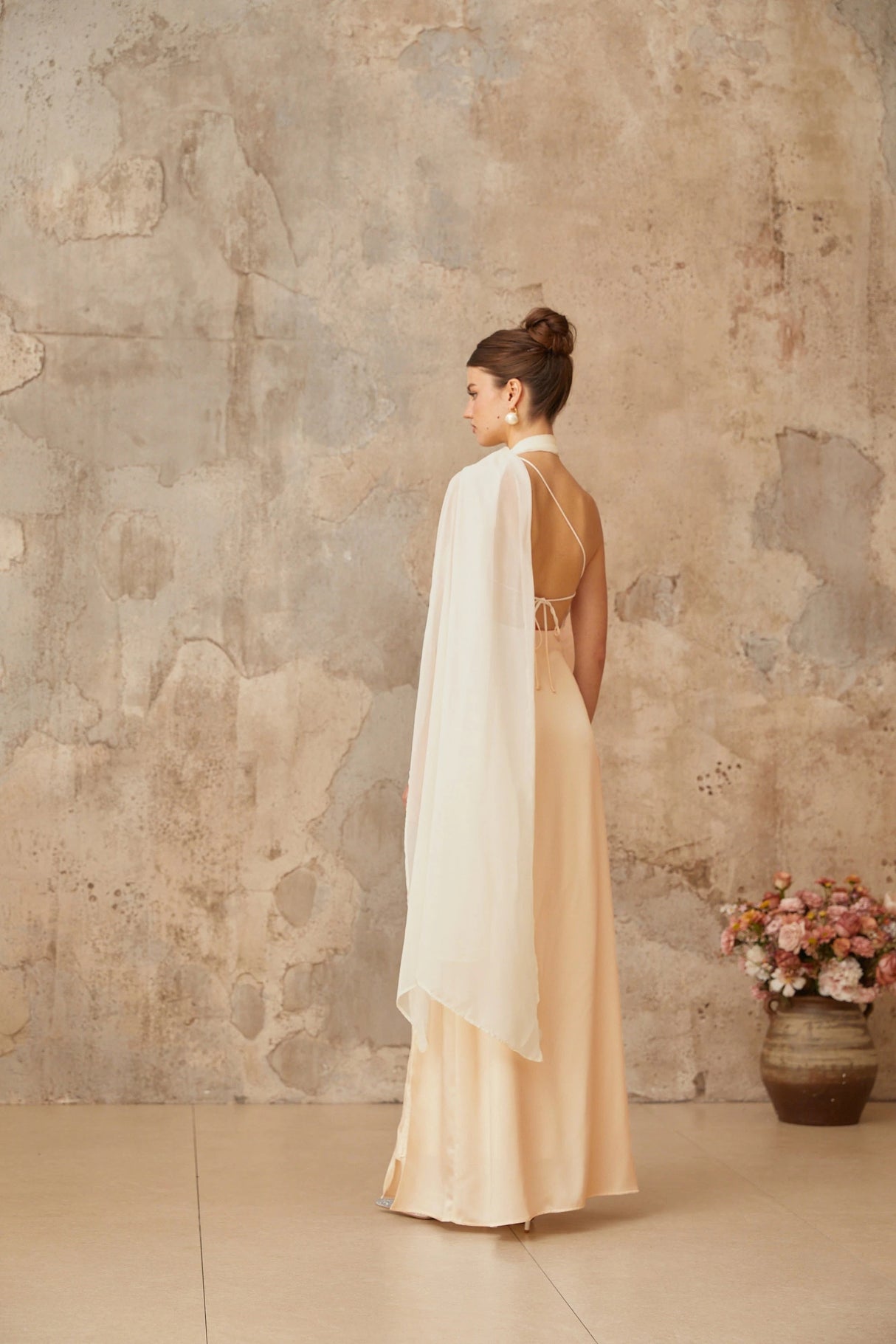 Thérèse neutral scarfdesign satin maxi dress