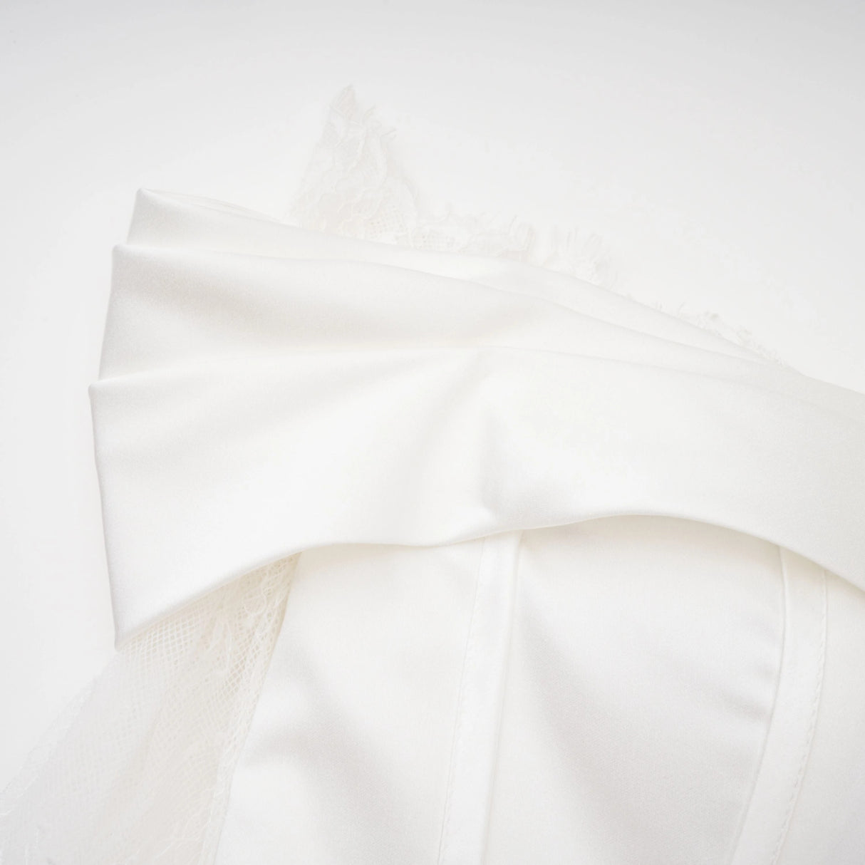 Víctor White OffShoulder Lace Panel Maxi Dress