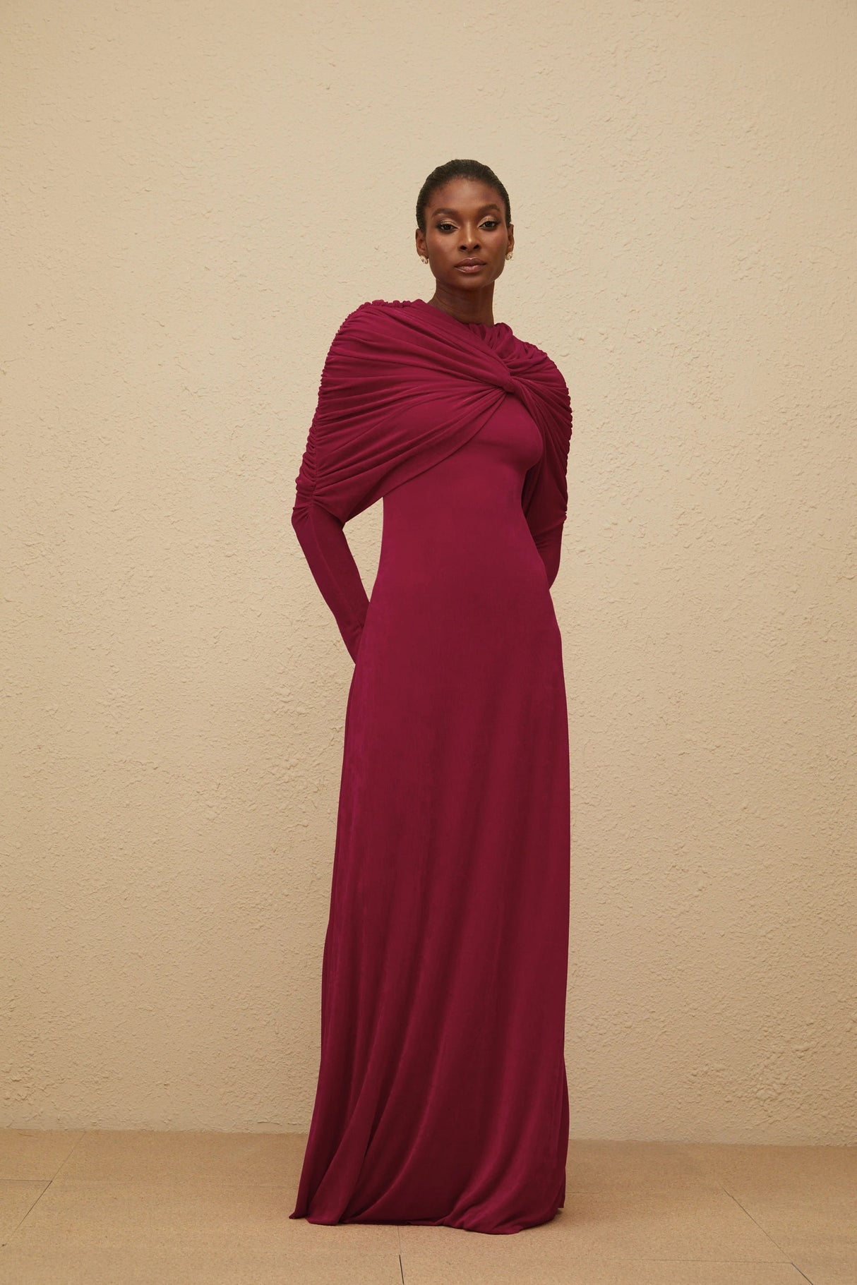 Moderne Red CapeDesign Ruched Maxi Dress