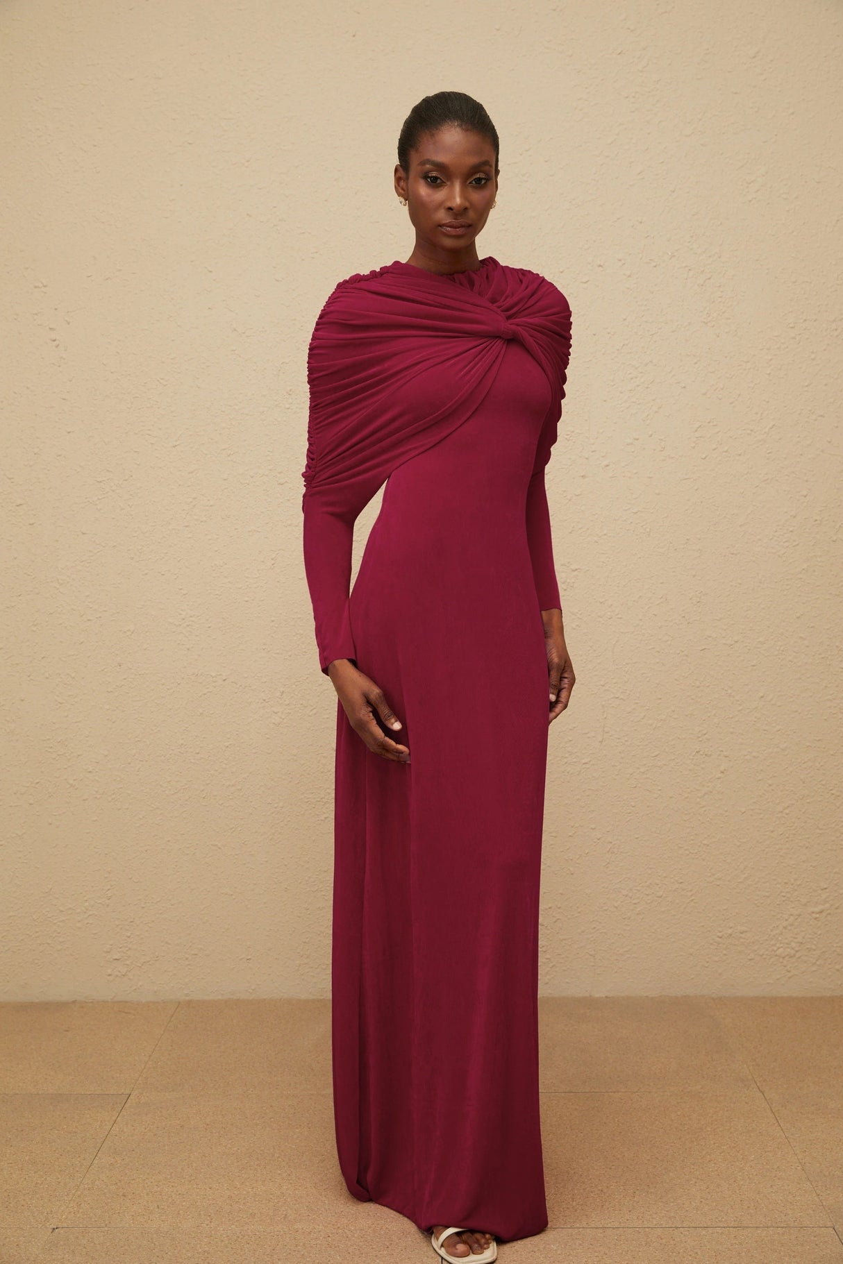 Moderne Red CapeDesign Ruched Maxi Dress