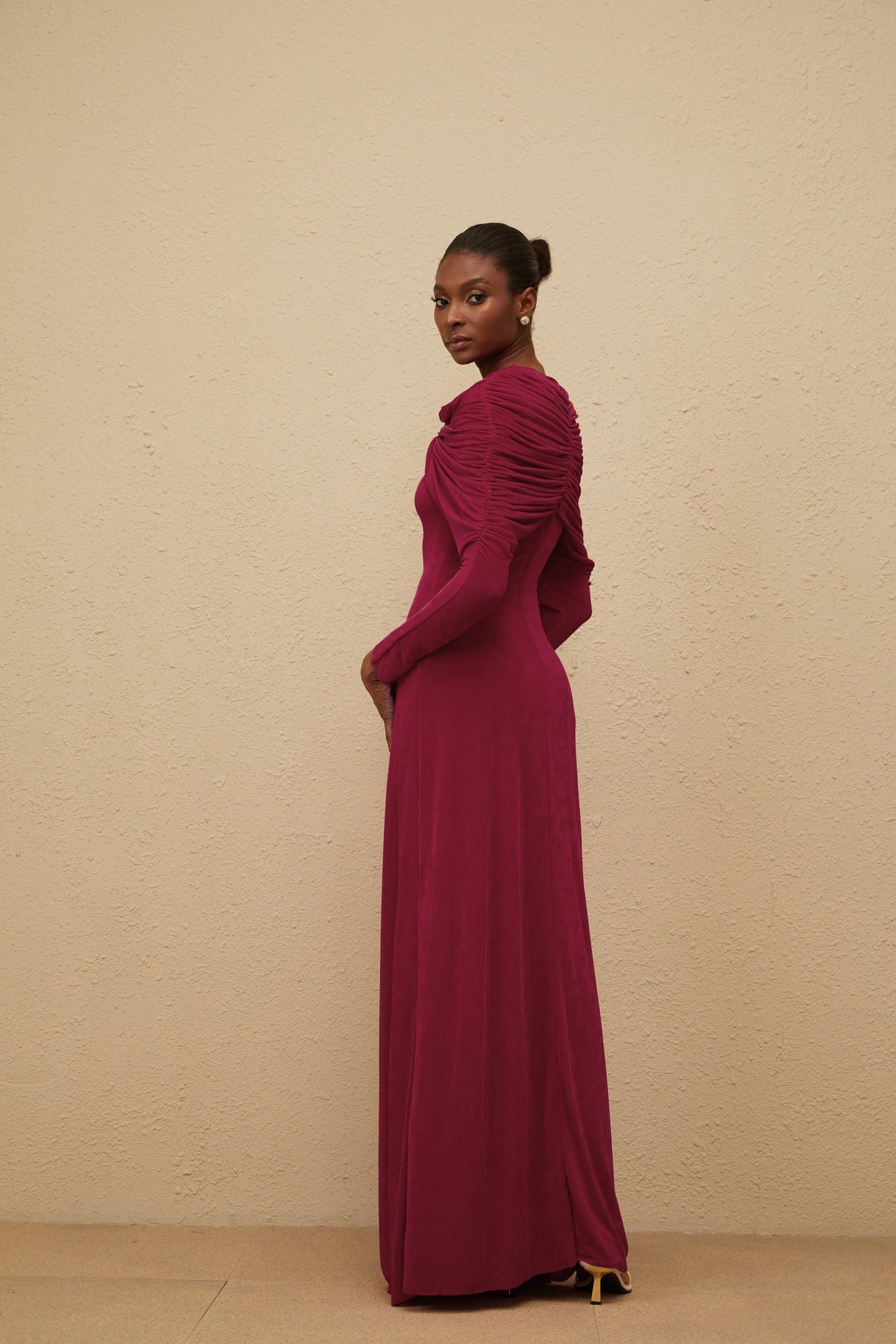 Moderne Red CapeDesign Ruched Maxi Dress