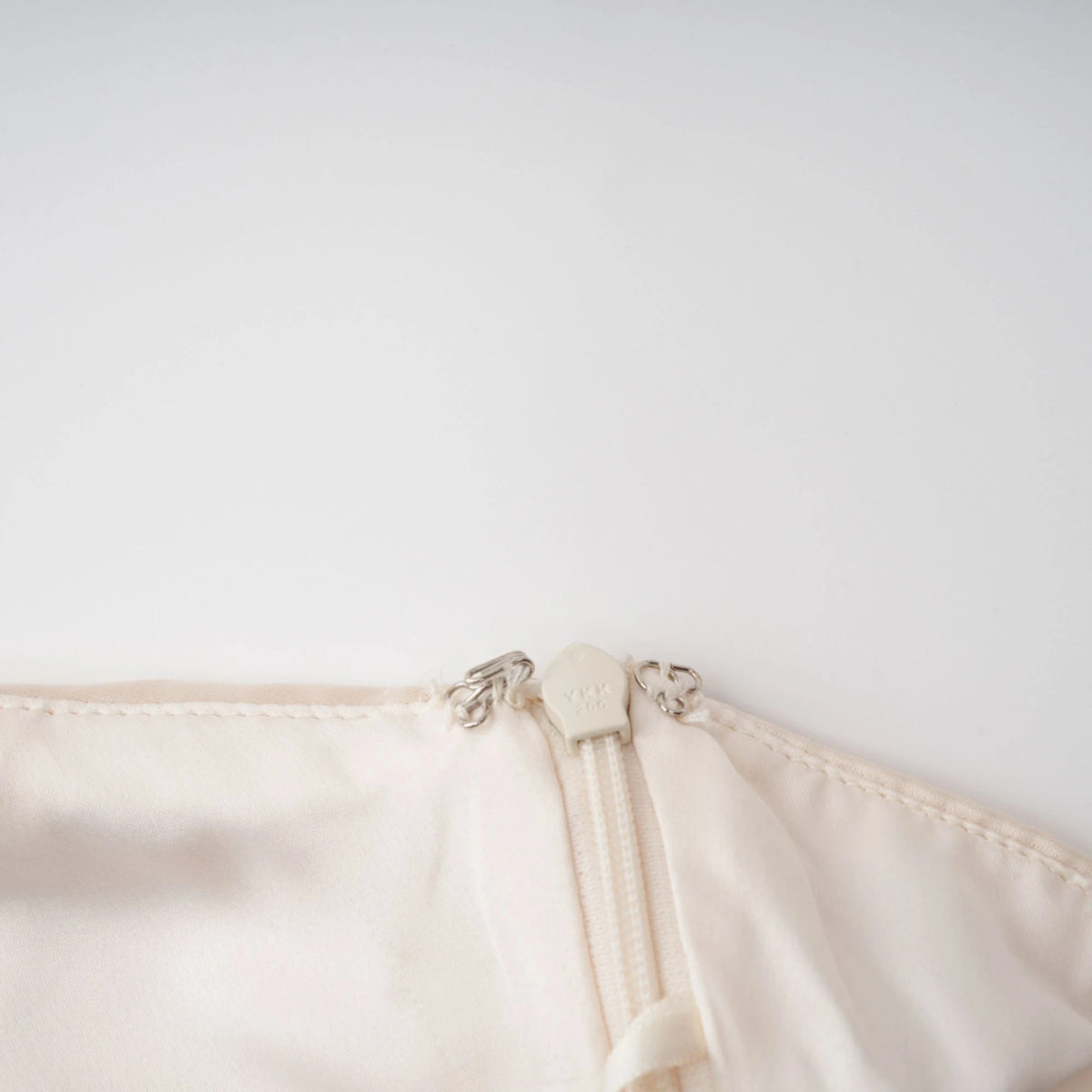 Thérèse neutral scarfdesign satin maxi dress